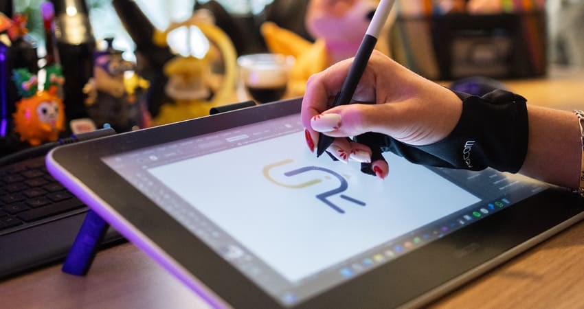 illustration prestation identité visuelle avec tablette graphique et logo rossignol expert comptable