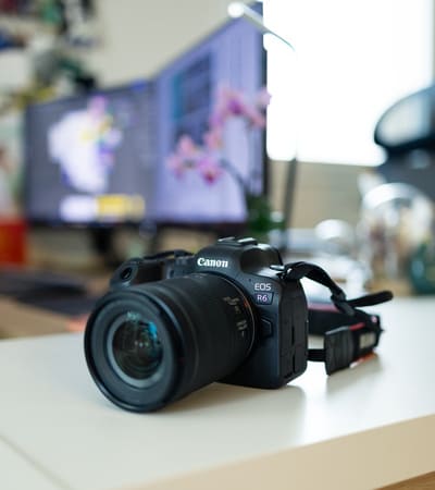 illustration prestation photo appareil canon EOS R6 posé sur un meuble blanc